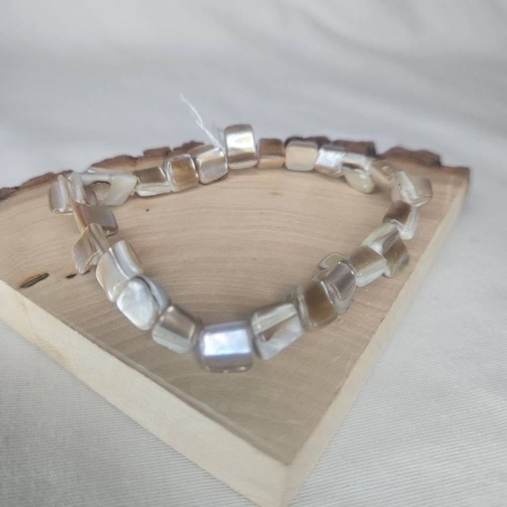Vintage Mother of Pearl Beaded Stretch Bracelet EUC 1980s-1990s Sz 7 0.25" Wide - Picture 3 of 7